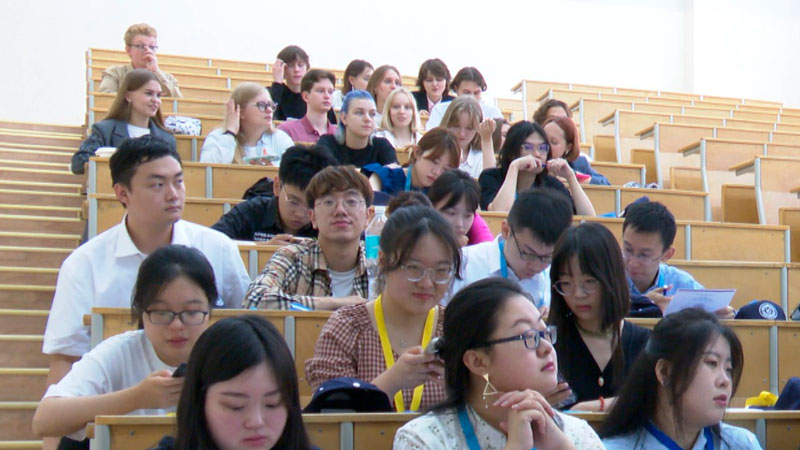 «Мы очень долго ждали этого». Студенты из Китая познакомятся с научным потенциалом Беларуси
