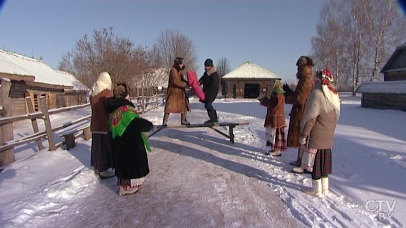 Больш за ўсіх «даставалася» нежанатым хлопцам. Якія гульні былі папулярнымі ў нашых продкаў на Масленіцу?-10