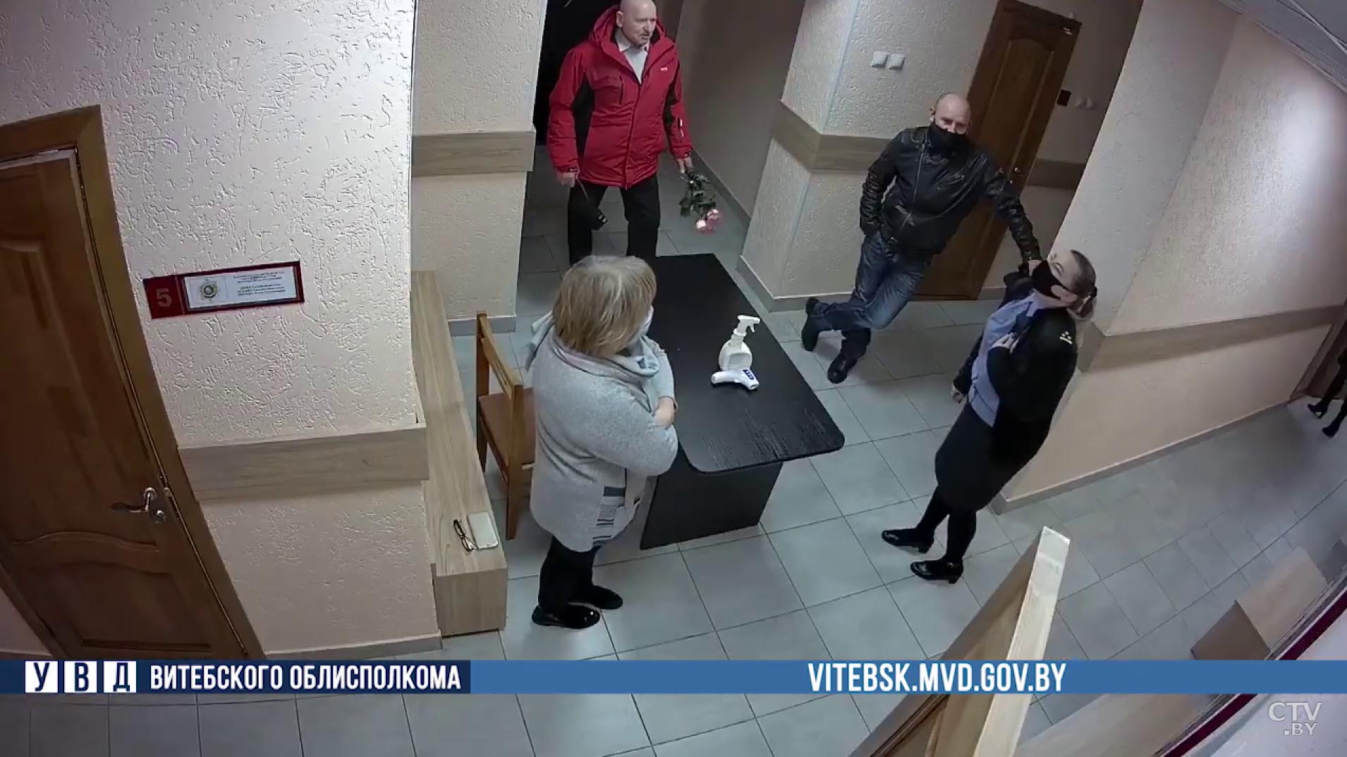 «Если бы не она, я бы умер». Милиционер из Полоцка помогла мужчине, а он потом пришёл с цветами-1