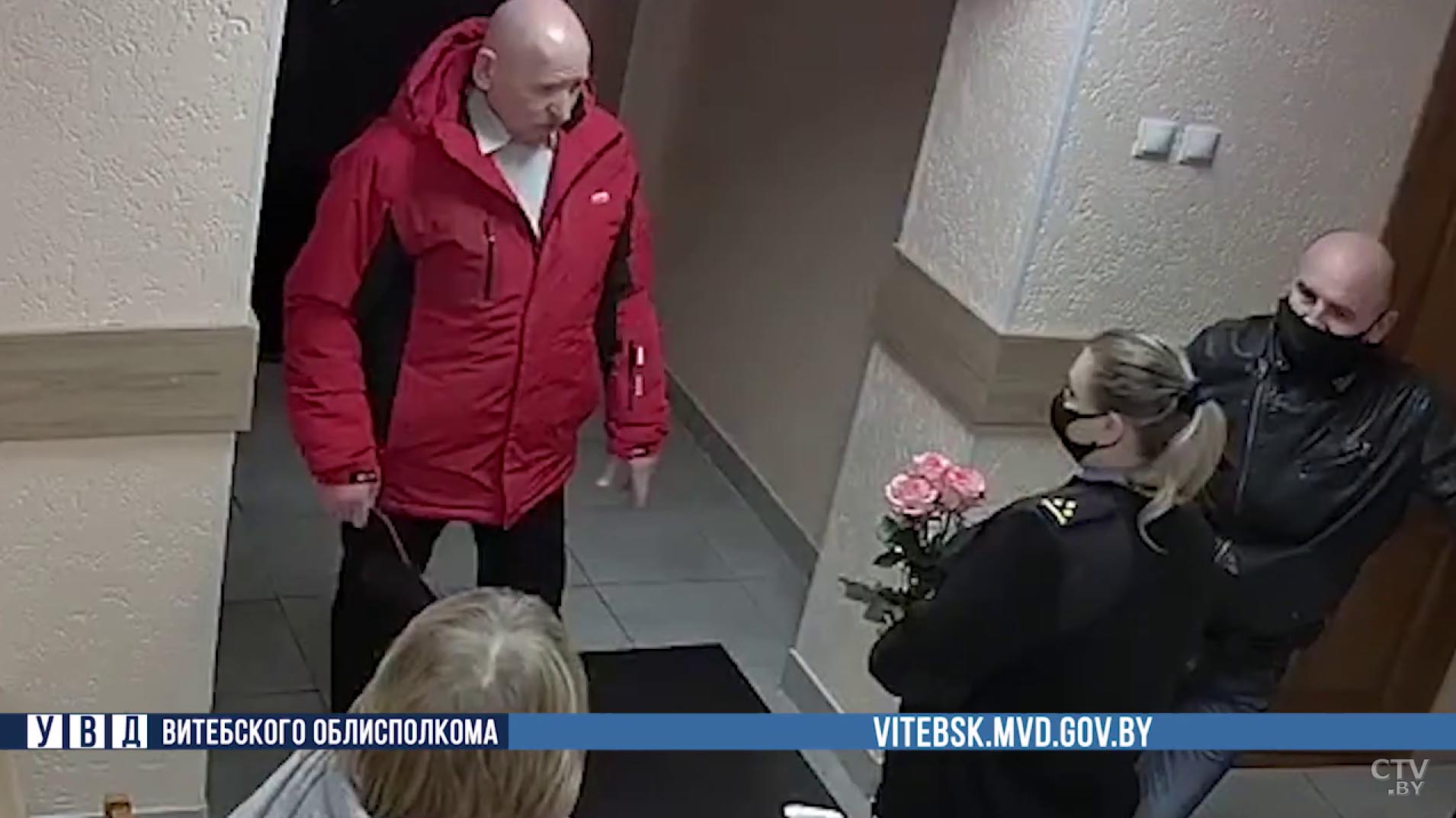 «Если бы не она, я бы умер». Милиционер из Полоцка помогла мужчине, а он потом пришёл с цветами-4