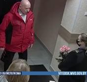 «Если бы не она, я бы умер». Милиционер из Полоцка помогла мужчине, а он потом пришёл с цветами