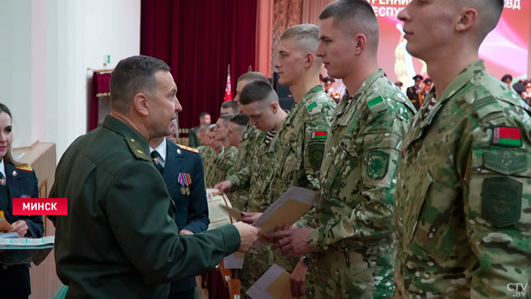 Командующий внутренними войсками вручил благодарности лучшим военнослужащим-1