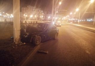 В Минске водитель за рулём BMW врезалась в фонарный столб