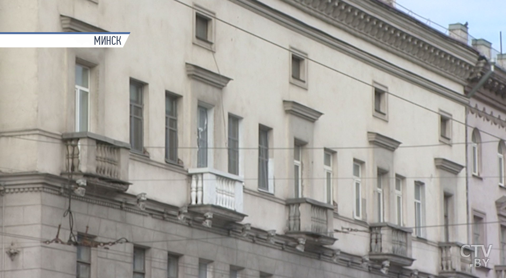 Зачем жителей домов на Богдановича попросили перекрасить окна в коричневый цвет?-1