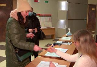  «Подготовлено всё на достойном уровне». Более 72 тысяч жителей Минской области пришли проголосовать досрочно
