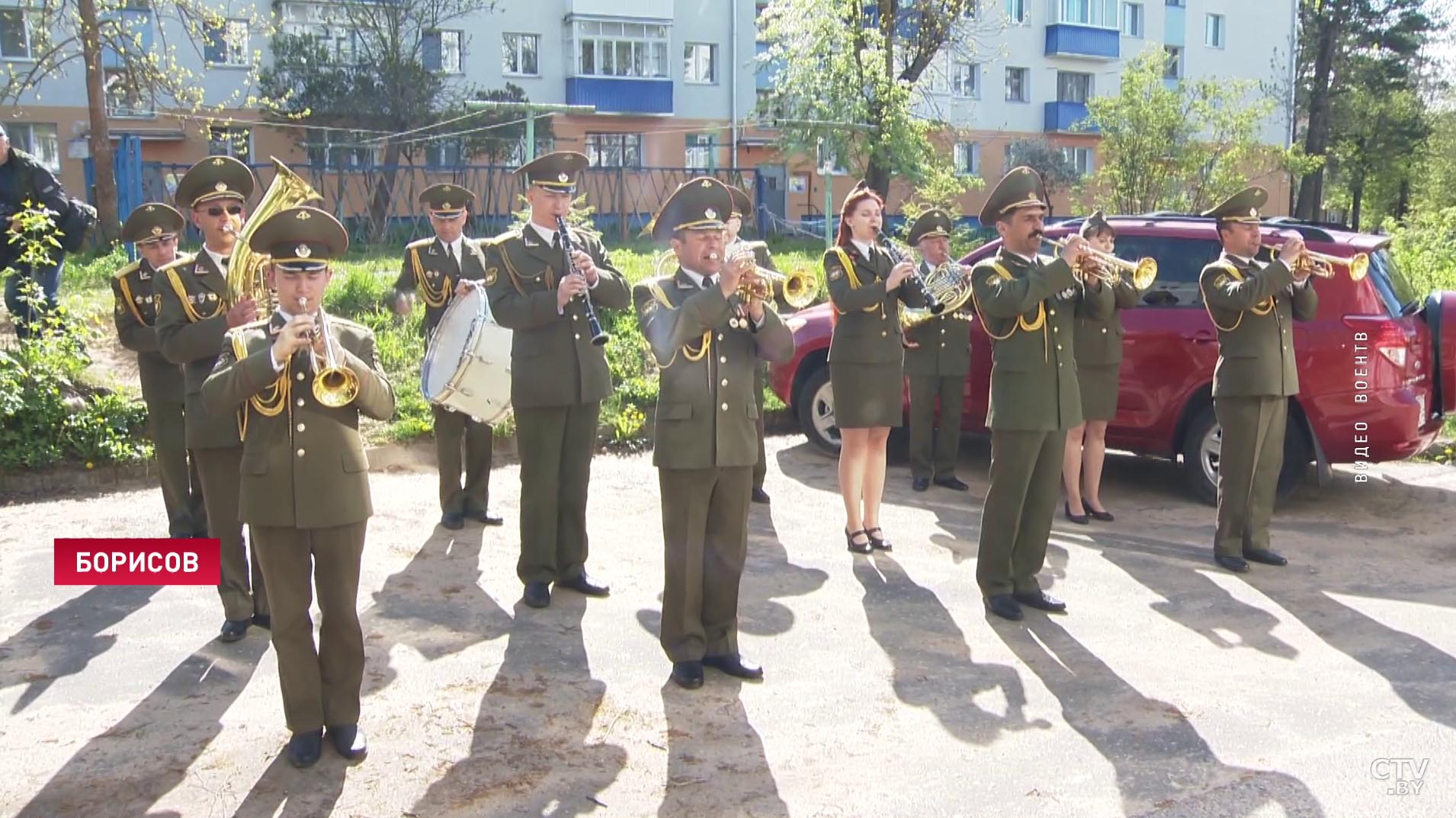 «Прибыли с оркестром, подарками и цветами». В Борисове поздравили ветеранов с 9 Мая-1