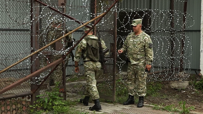 «Несут службу с боевым оружием». Кого возьмут на службу в борисовский отдельный стрелковый батальон?