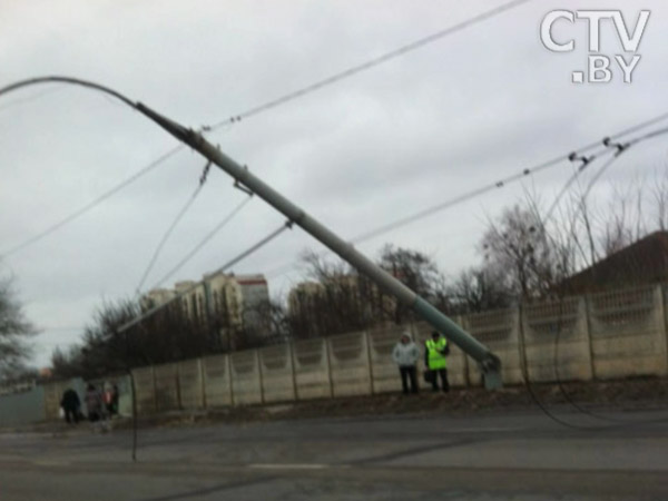 В Бресте сломанный столб парализовал движение в центре города