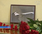 Цветы и лампады в память о жертвах крушения Ту-154 несут к Генеральному консульству России в Бресте Цветы и лампады в память о жертвах крушения Ту-154 несут к Генеральному консульству России в Бресте