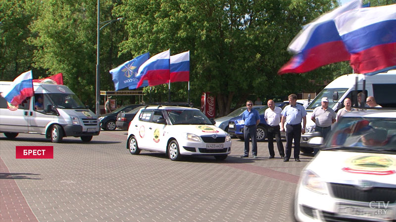 Землю из городов-героев привезли в Брест участники международного автопробега-4