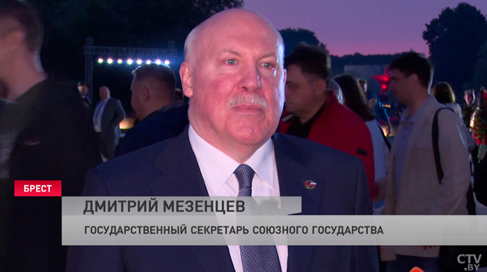 Свыше 40 тысяч человек собрали митинг-реквием и военно-историческая реконструкция в Бресте-4