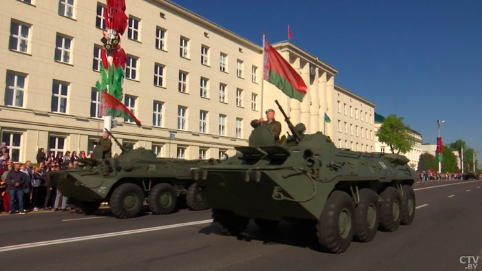 9 Мая в Бресте началось с импровизированного повтора парада Победы – это впервые для города-4