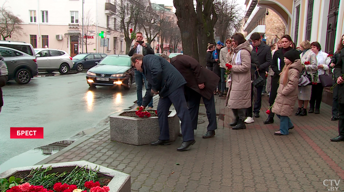 «Там дети! Какому зверю надо быть». Гродненцы несут цветы к Генконсульству РФ в знак поддержки-17