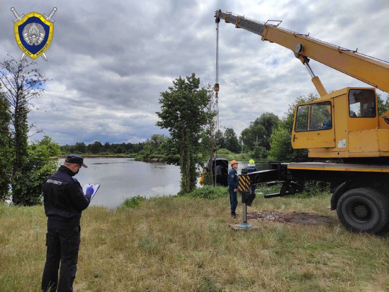 В Брестском районе из воды достали автомобиль с телом молодого человека В Брестском районе из воды достали автомобиль с телом молодого человека