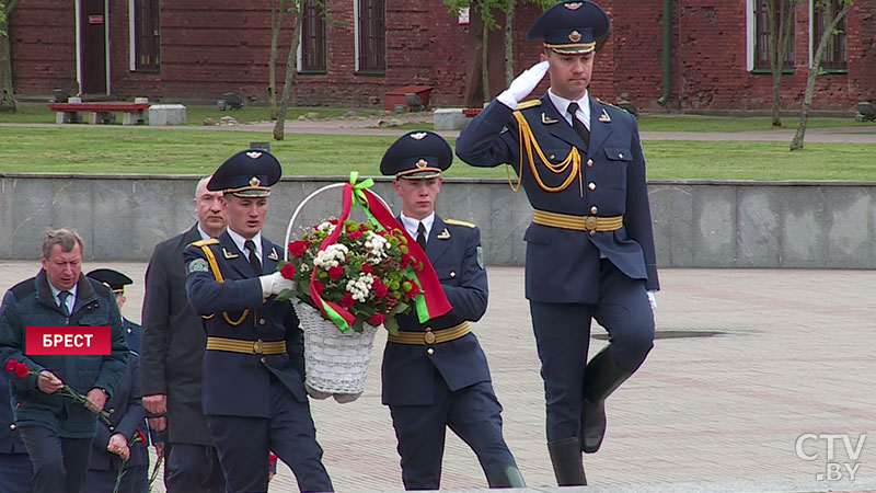 Генпрокурор Беларуси возложил цветы к мемориалу в Брестской крепости в память о погибших воинах-5