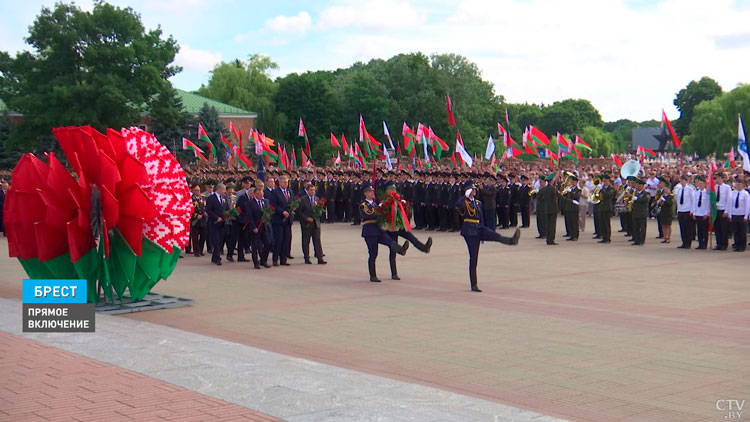 Парадный марш и минута молчания – в Брестской Крепости отмечают День Независимости-4