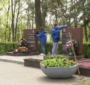 «Я пришёл в знак благодарности». Активисты БРСМ благоустроили около 1000 мемориалов по всей Беларуси «Я пришёл в знак благодарности». Активисты БРСМ благоустроили около 1000 мемориалов по всей Беларуси
