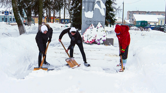 «Они хотят помочь городу». На уборку снега в Червене вышли школьники и студенты из БРСМ