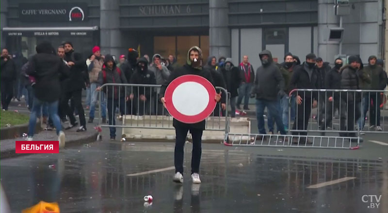 В Брюсселе митингующих против подписания миграционного пакта усмиряли водомётами и слезоточивым газом-4