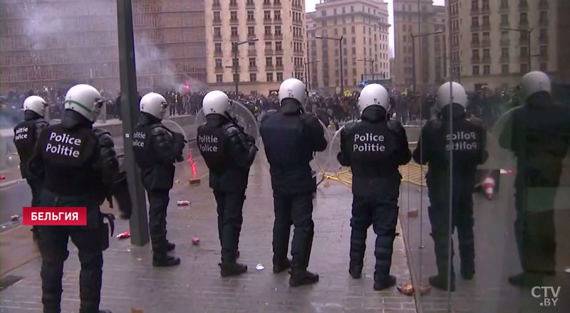 В Брюсселе митингующих против подписания миграционного пакта усмиряли водомётами и слезоточивым газом-1