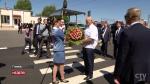 Во время визита на «Гомсельмаш» Александру Лукашенко подарили букет из роз и колосьев