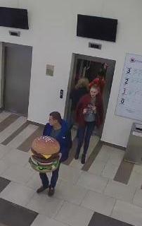Неизвестные украли макет бургера из торгового центра в Минске-1