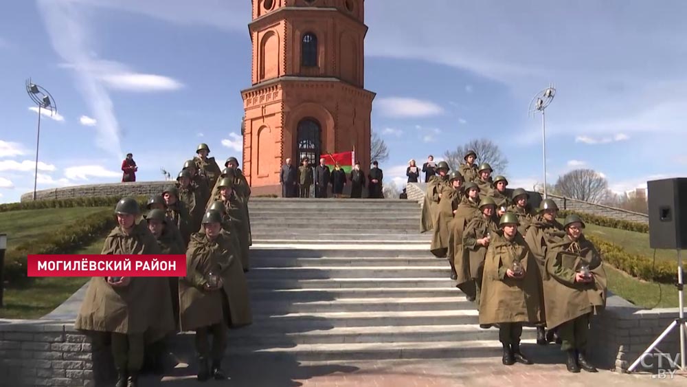 На протяжении 10 месяцев собирали со всех уголков области. Землю с воинских захоронений Могилёвской области передали в Минск-1