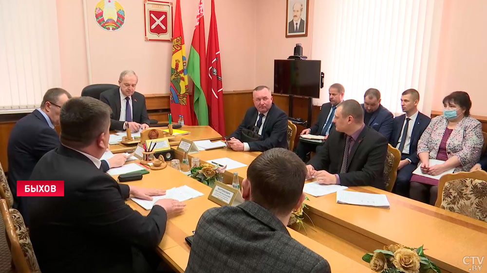 Администрация Президента держит на контроле темпы посевной. В Быхове Игорю Сергеенко доложили о положении дел аграрии-10