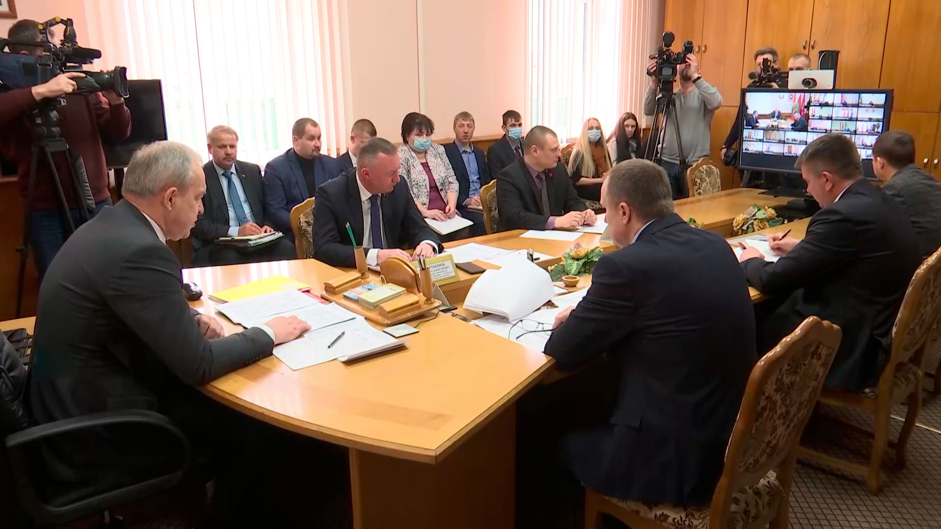 Администрация Президента держит на контроле темпы посевной. В Быхове Игорю Сергеенко доложили о положении дел аграрии