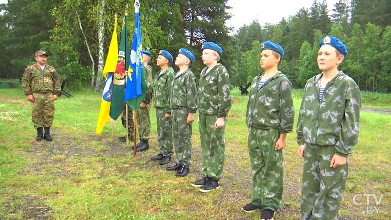 «Очень зачарованно слушают, когда даже я анекдоты армейские рассказываю». Чему учат детей в военно-патриотическом клубе-12