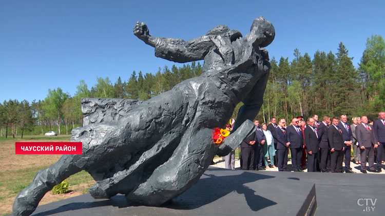 В Чаусском районе открыли памятный знак в честь героев-освободителей-1