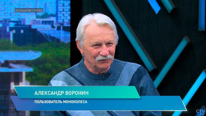 Ездит на моноколесе и сидит в телефоне. Чего нельзя делать при использовании средств персональной мобильности?-10