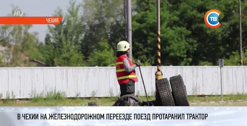 В Чехии на железнодорожном переезде поезд протаранил трактор-4