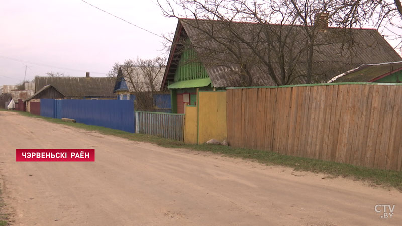 «Эти дороги никто никогда не ремонтировал». Кто поможет решить дорожную проблему в Червенском районе?-1