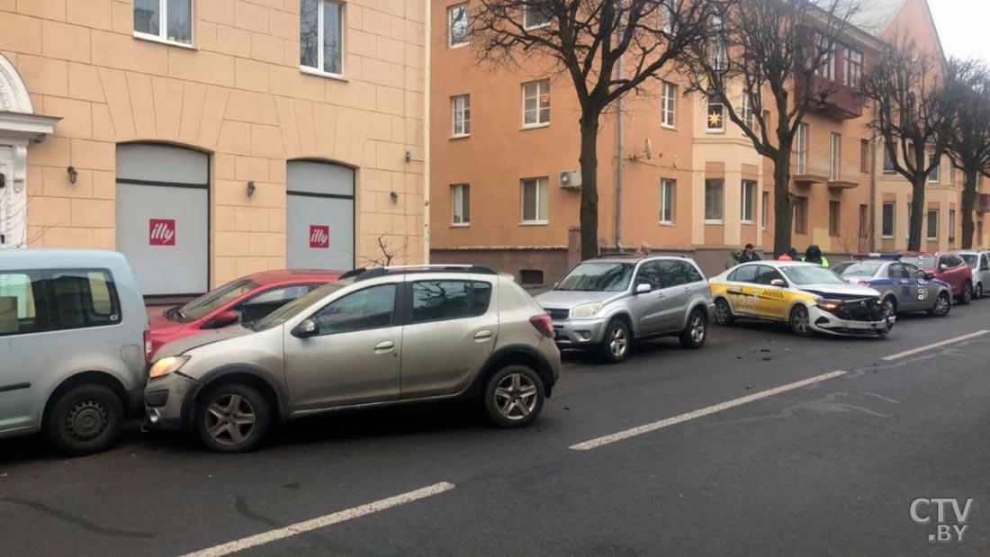 Четыре автомобиля столкнулись в Минске на Киселёва-1