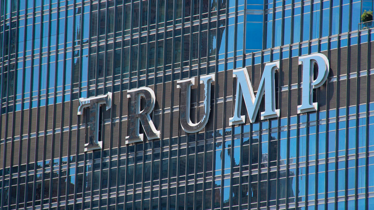 Трамп заменил фото Байдена в Белом доме на устройство для автоподписи