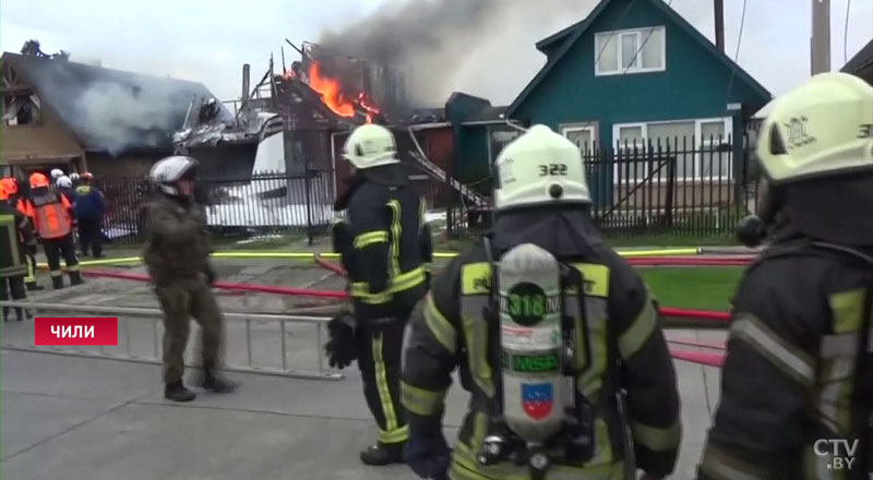 Самолёт упал на жилые дома в Чили-1