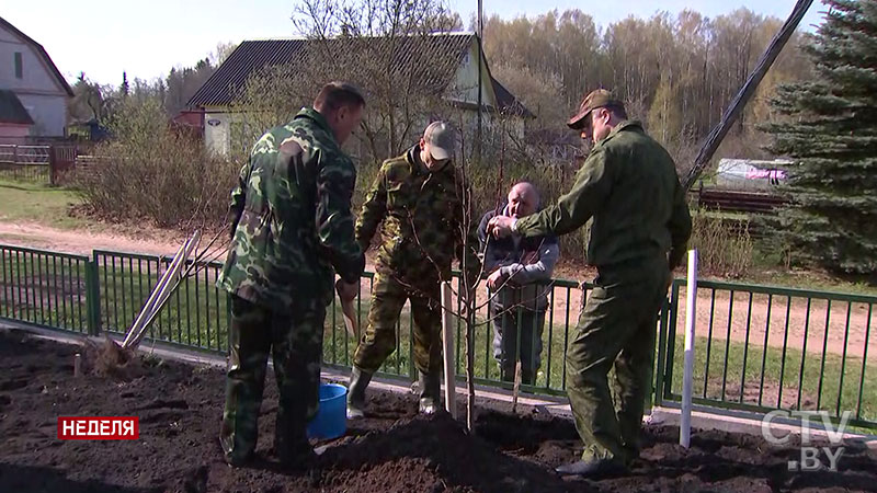 «Какую-то толику можешь внести в то благородное дело, которое земляки делают». Как руководители госструктур Беларуси поработали на субботнике-17