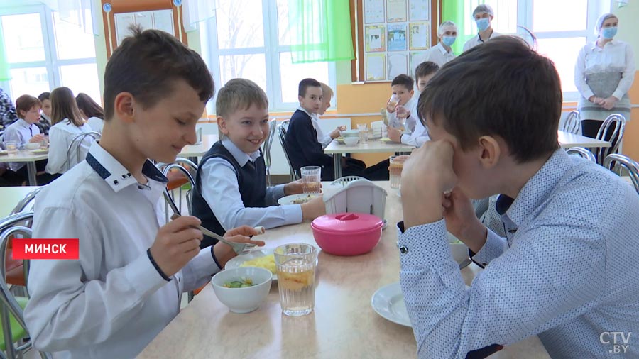 В минских школах проходит акция «Чистая тарелка». Что получают ученики за съеденную порцию в столовой?-1