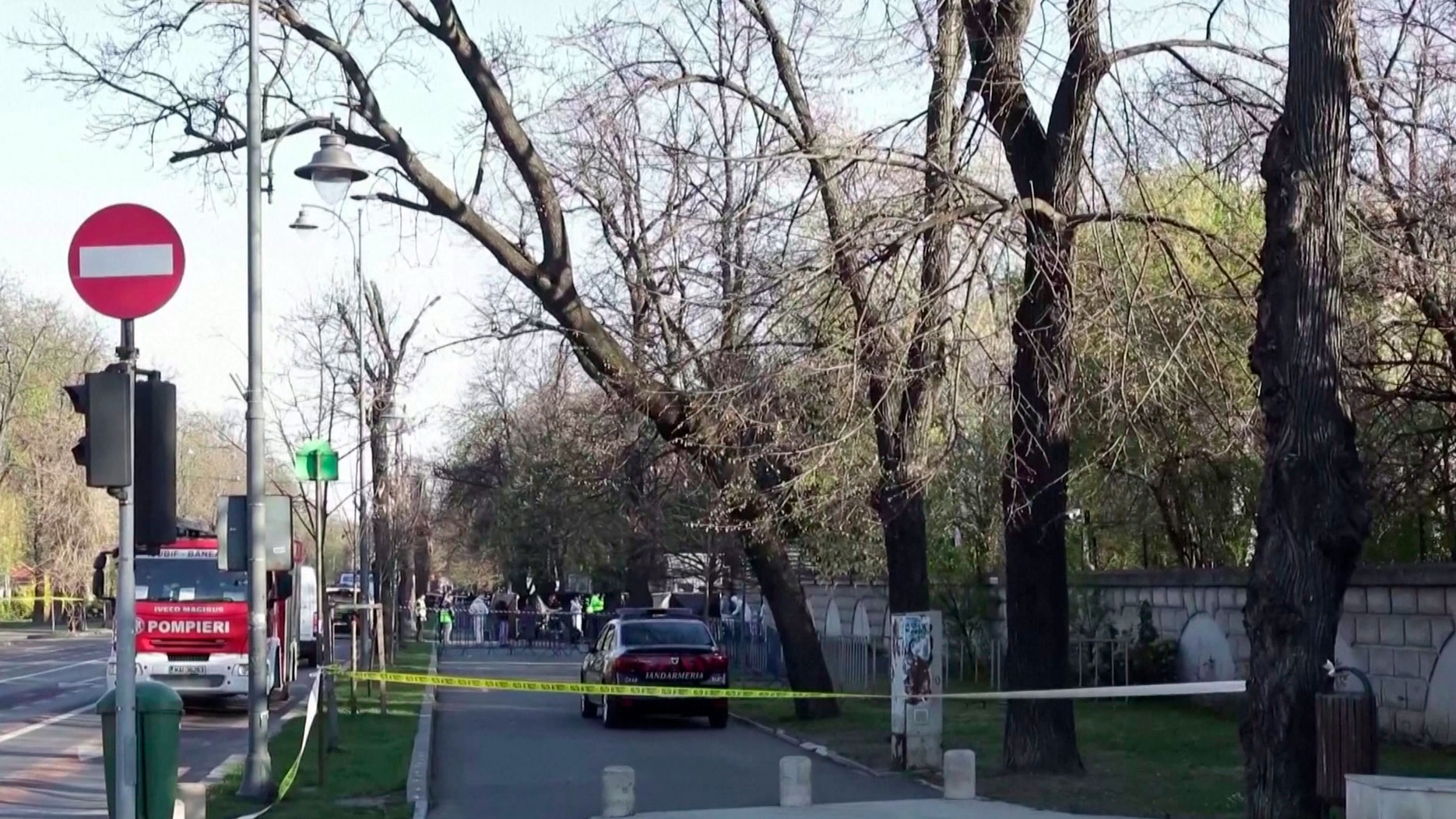 Назвали «спланированной акцией». В Бухаресте в забор посольства России врезался автомобиль-4