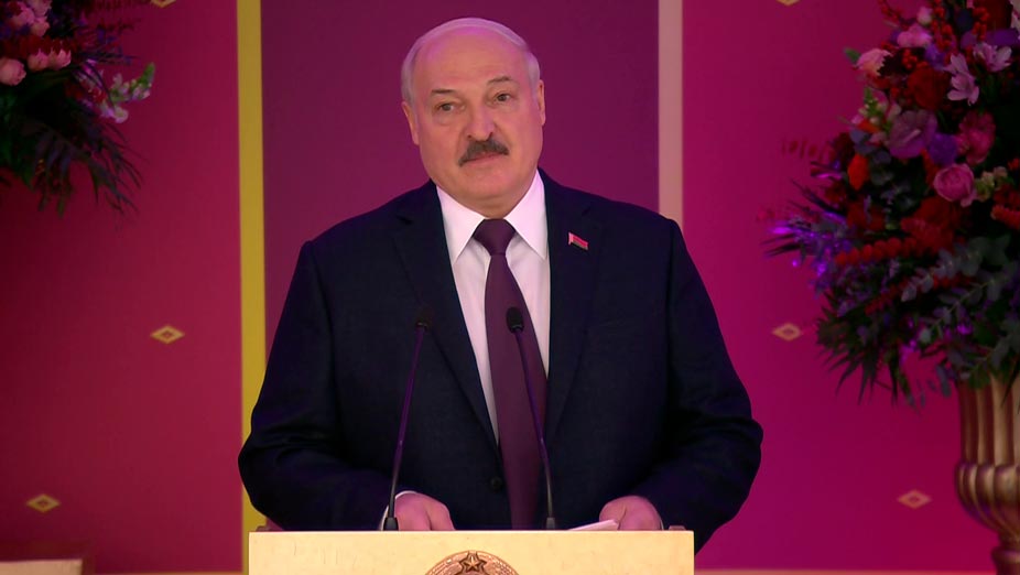 Александр Лукашенко – молодёжи на балу: «Вас воспитали истинными патриотами нашего отечества, я надеюсь. Вижу, что так»