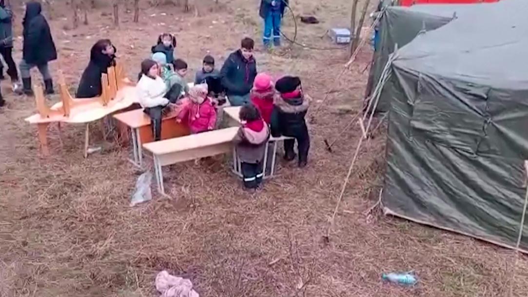 «Мы не можем их забрать? Шутите?» Что показали в эфире Euronews о беженцах на границе