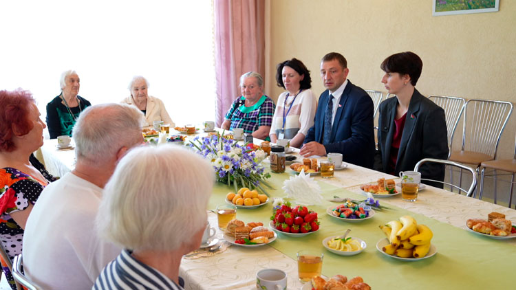 Артём Цуран посетил дом-интернат для ветеранов войны и труда «Світанак»