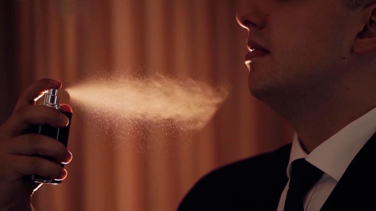 «Не более четырёх распылений» – что такое парфюмерный этикет, объяснил эксперт