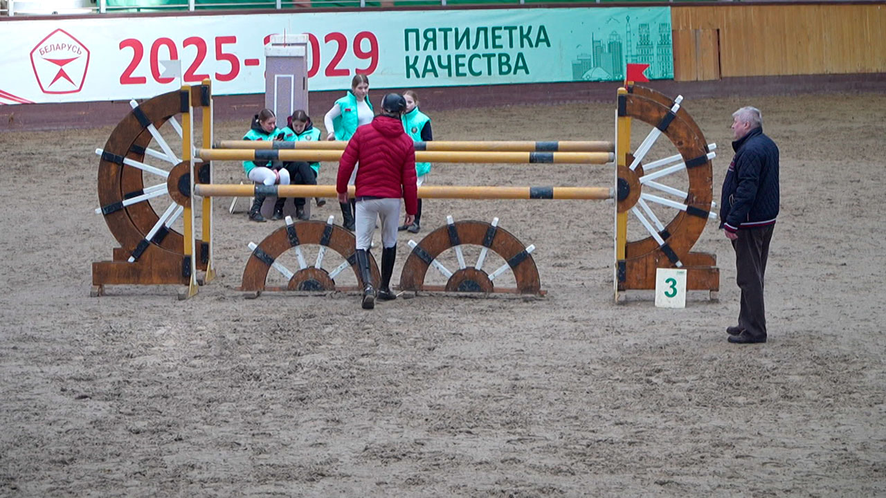 В Ратомке проходит чемпионат Беларуси по преодолению препятствий
