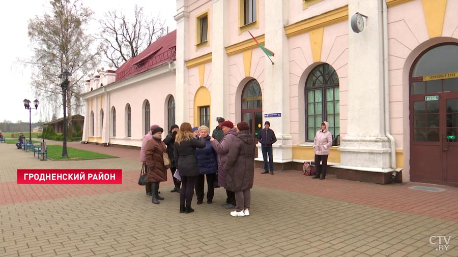 7 километров пешком. Пенсионеры-дачники под Гродно пытаются отстоять поезд до садового товарищества-1