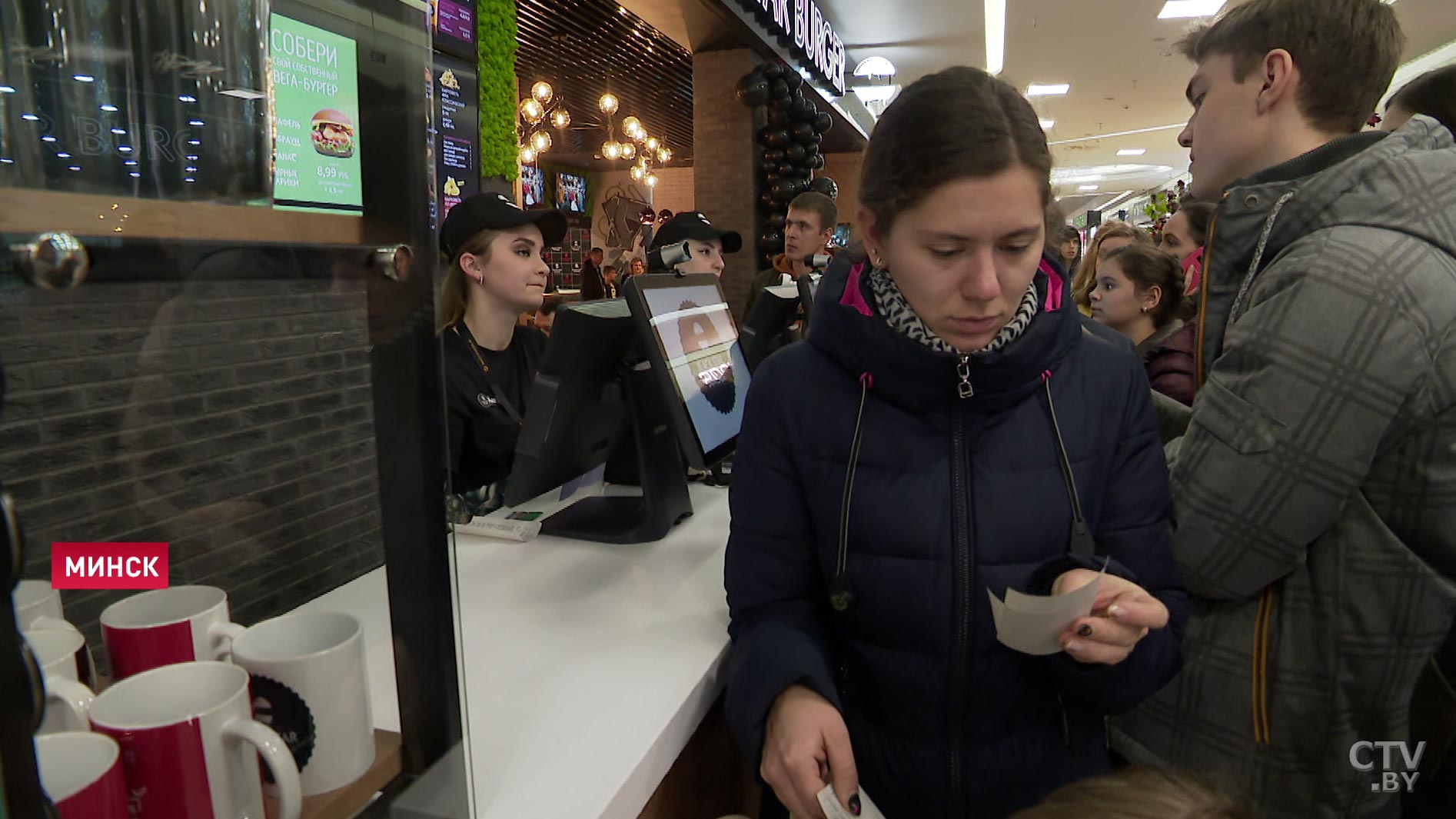 «Салют, Минск!» Тимати приехал в Минск на открытие Black StarBurger и раздавал бургеры прямо возле сцены-16