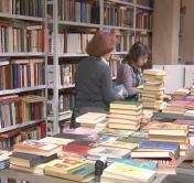 Куда попадают книги, отправленные в контейнер для макулатуры?