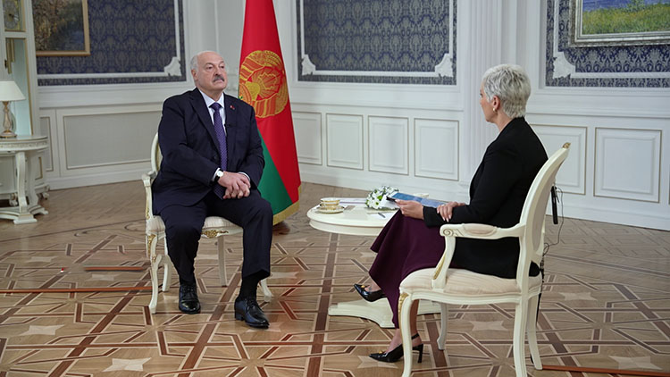 «Зеленский подыграл»: Лукашенко объяснил, кто раздувает тему «угрозы» со стороны Минска
