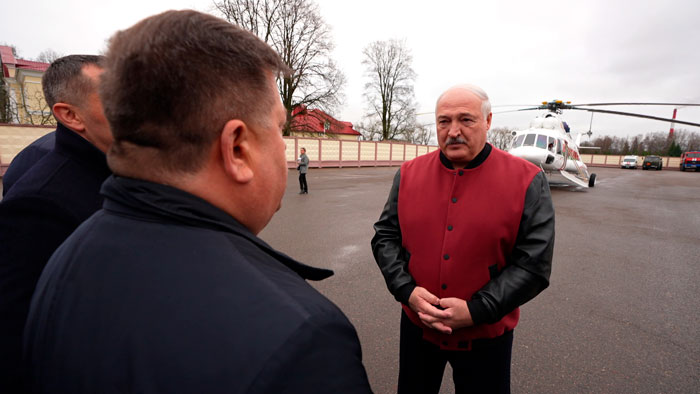 Лукашенко: работает Витебская область из рук вон плохо или, как в деревне называется, абы з рук